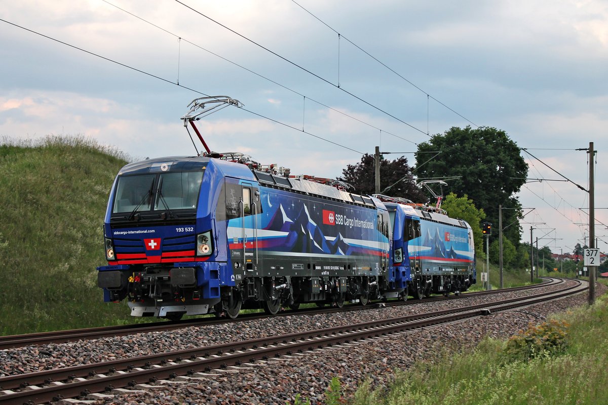 Nach einem Richtungs- und Systemwechsel in Singen (Hohentwiel), fuhr am Abend des 28.05.2020 die Südleasing/SBBCI 193 532  Nightpiercer/Rhein  zusammen mit der Südleasing/SBBCI 193 533  Rhone  als Tfzf 40283 (Regensburg Hbf - Schaffhausen GB) bei Gottmadingen in Richtung Schaffhausen.