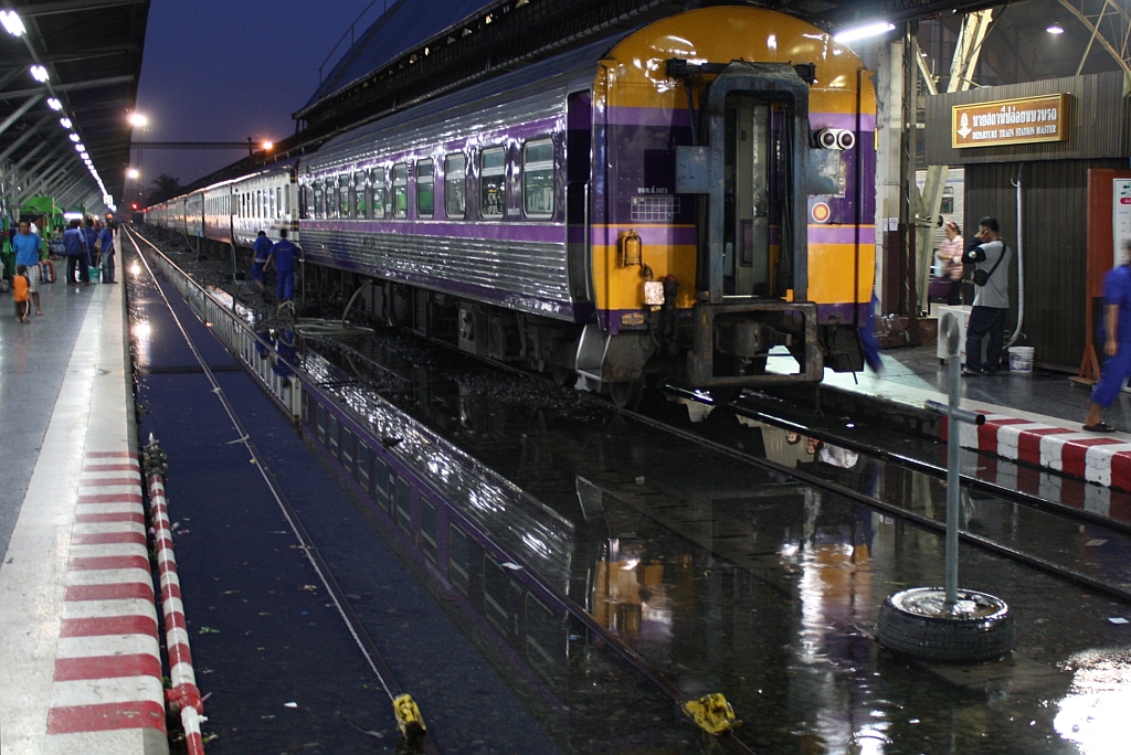 Nach einem starken Regenschauer stehen die Gleise im Bf. Hua Lamphong malerisch unter Wasser. Bild vom 30.Mai 2013.