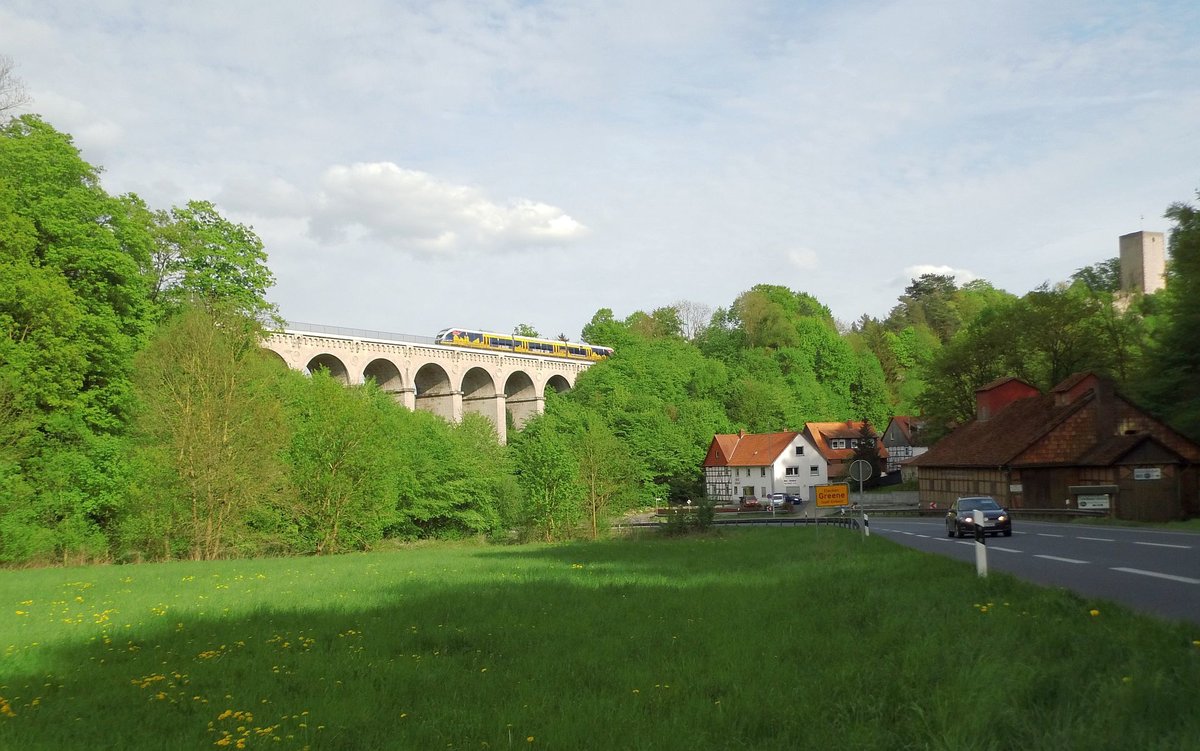 Nach einem Stellungswechsel das Luhe-Viadukt von einer anderen Position, als         Zug 74974 der NordWestBahn darüber in Richtung Kreieinsen fährt.Rechts am Rand die markante Ruine Burg Greene.