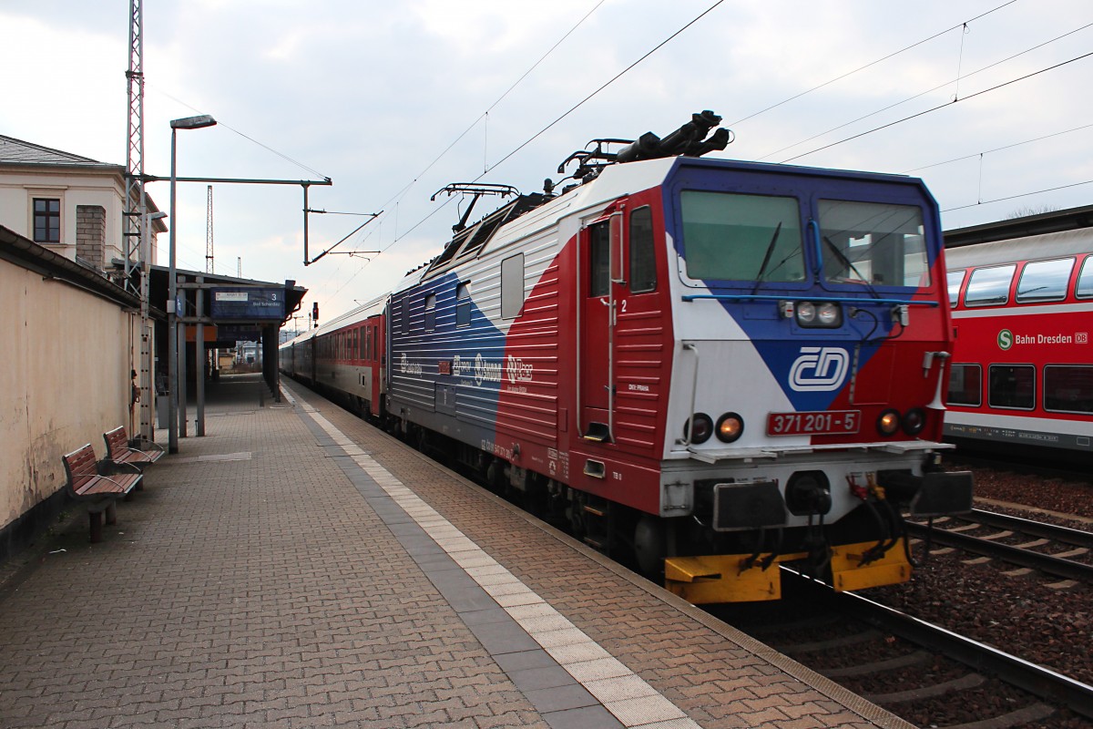 Nach einem zweistündigen Aufenthalt in Dresden fährt die 371 201-5 den Gegenzug zurück nach Bratislava hl.st. Hier kommt am 16.03.2015 der EC 177 (Berlin Hbf (Tief) - Bratislava hl.st.) durch Pirna gefahren.