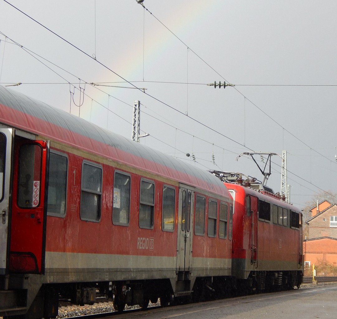 Nach einen kurzen Regen gabs noch eine extra Überraschung. Über der 111 welche den RB76 nach Minden schob stand für wenige Minuten ein Regenbogen was natürlich sofort fotografiert wurde.

Minden 21.02.2015