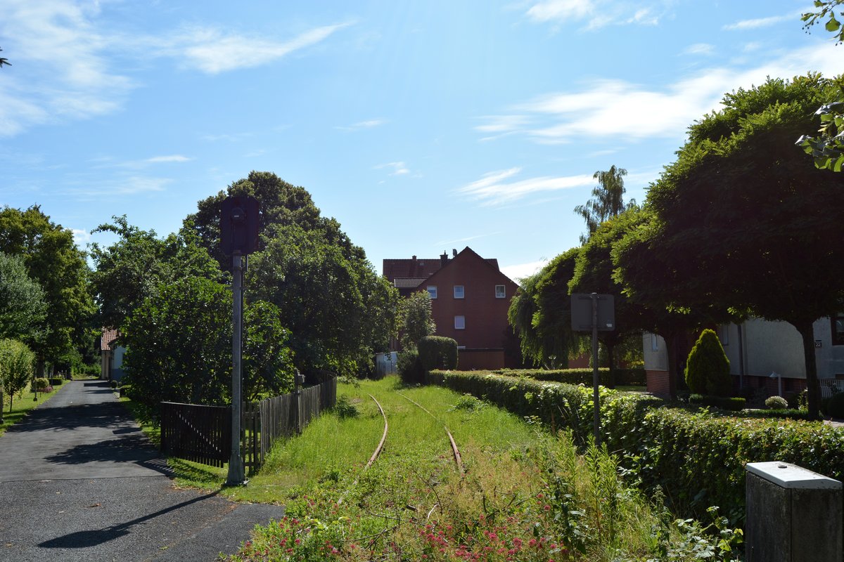 Nach einen Tankstop in Sehnde entdeckte ich dieses stillgelegte Anschlussgleis.

Sehnde 18.07.2016