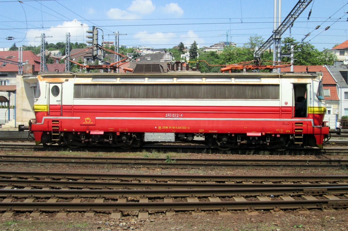 Nach Einfahrt mit ein Regionalbahn am 2 Juni 2015 lauft 240 022 in Bratislava hl.st. um.