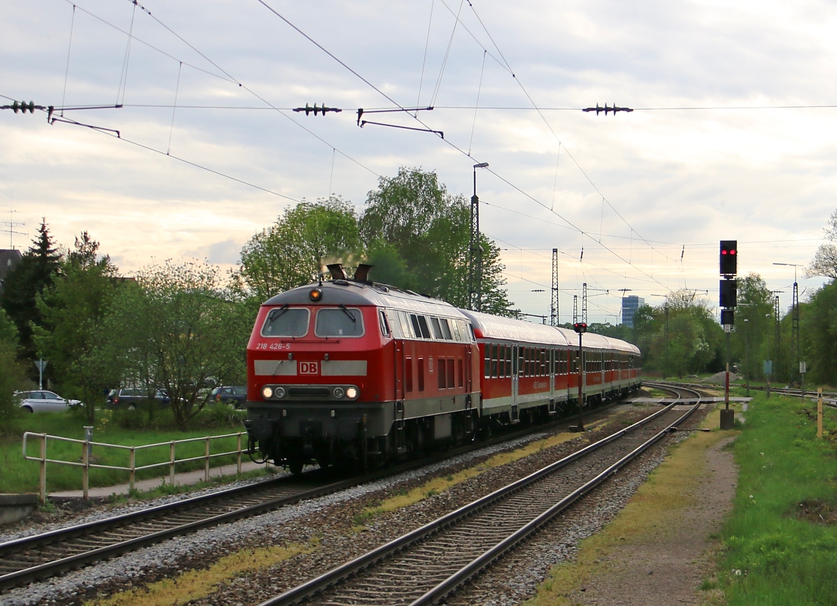 Nach Einführung der BR 245 ist ein Regionalzug mir BR 218 schon fast zur Seltenheit geworden. Hier 218 426-5 mit Regionalzug aus Richtung München Hbf kommend. Aufgenommen in München-Riem am 04.05.2015.