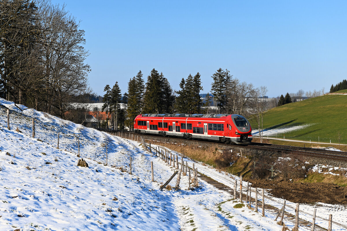 Nach einigen Anfangsschwierigkeiten scheinen die PESA Links im Allgäu nun zuverlässig zu laufen. Am 09. Februar 2023 konnte ich den 633 554 an der Günzquelle auf seiner Fahrt als RE 57415 von Kempten nach Augsburg HBF fotografieren. An dieser Stelle bot eine spärliche Schneedecke den Rahmen für eine winterliche Aufnahme. 