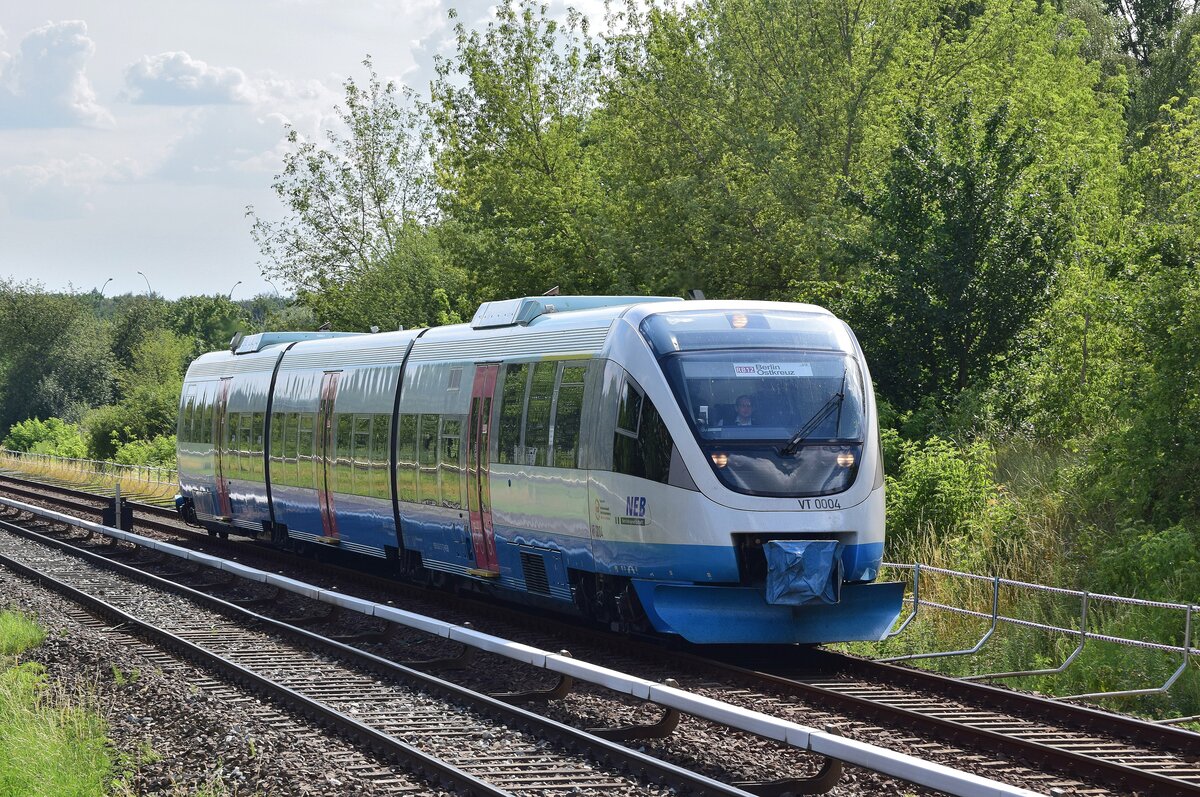 Nach einigen Versuchen konnte ich den Triebwagen VT0004 alias 643 111-7 der NEB in Berlin Mehrower Allee auf den Weg nach Ahrensfelde aufnehmen. Er kam vor wenigen Jahren von der Bayerischen Oberlandbahn zur Niederbarnimer Eisenbahn und trägt noch heute seinen Schneepflug und sein altes Farbkleid.

Berlin 14.07.2020