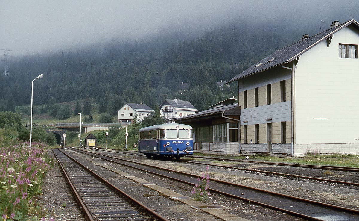 Nach der Einstellung des Erzverkehrs über die Erzbergbahn im Jahre 1986 gelang es dem Verein Erzbergbahn, die Strecke zu übernehmen und an Sommerwochenenden Sonderfahrten mit Schienenbussen der Reihe 5081.5 durchzüführen. Im September 1995 ist 5081.562-0 auf der Fahrt von Eisenerz nach Vordernberg im Bahnhof Präbichl eingetroffen.