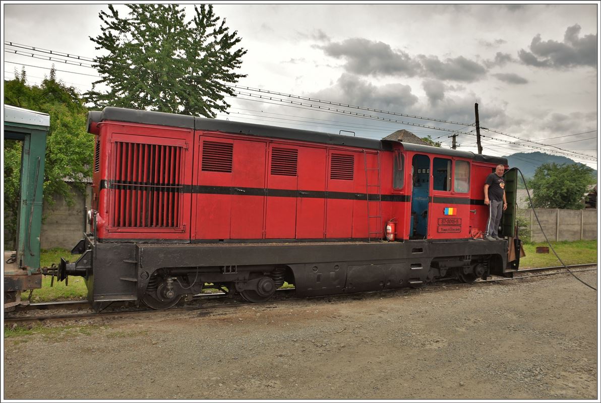 Nach Eintreffen des Produktionszuges in Viseu de Sus wird 87-0015-5 noch betankt für den nächsten Tag. (12.06.2017)