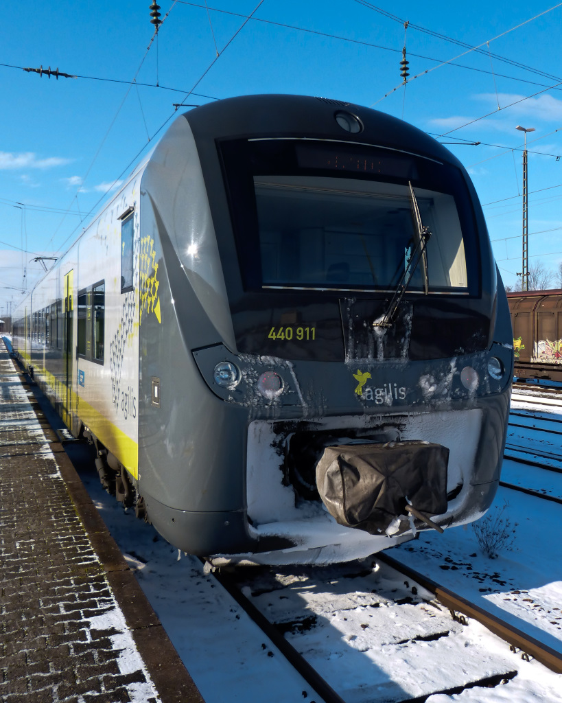 Nach eisigen Fahrten am Morgen setzt langsam das Tauwetter an der Front von 440 911 ein. Plattling 17.01.2016