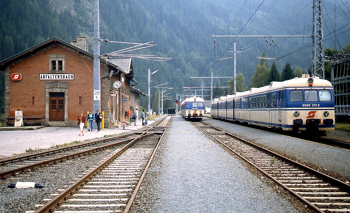 Nach der Elektrifizierung wurden in den 1990er Jahren auch 4030 zwischen Lienz und Sillian eingesetzt, hier treffen sich im September 1995 zwei Triebwagen im Bahnhof Abfaltersbach