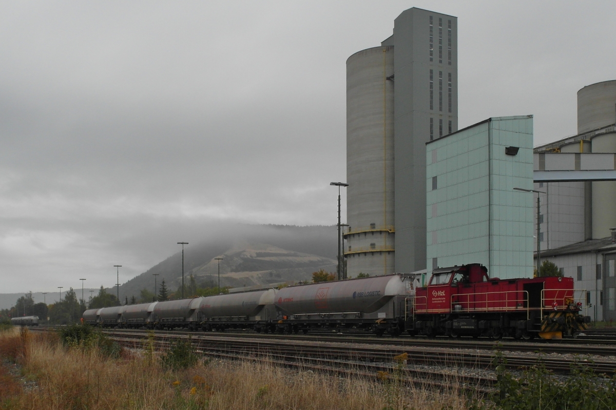 Nach der Entleerung der Braunkohlestaubwagen der Gattung Uacns im Zementwerk schiebt V 151 der HzL (98 80 0580 002-0) die zweite Fuhre mit sechs Wagen zu den bereits entleerten und bereitgestellten Wagen der ersten Fuhre. Schelklingen, 05.10.2015.