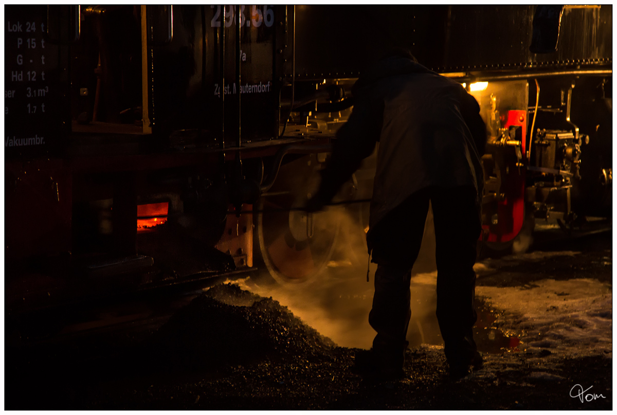 Nach einer erfolgreichen Fahrt auf der Taurachbahn, wird die 298.56 noch entschlackt, bevor es in das Heizhaus geht.
29.12.2018