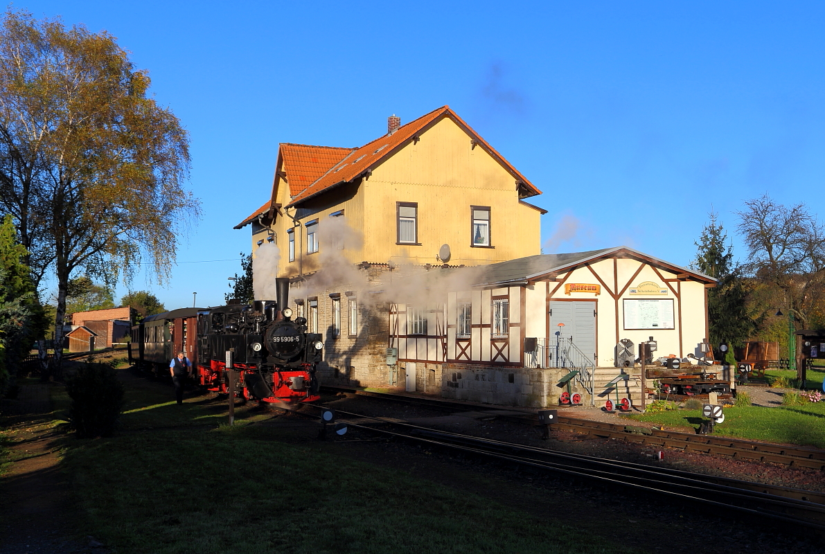 Nach erfolgtem Umsetzen, wird 99 5906 am Morgen des 19.10.2014, in Höhe des ehemaligen Bahndienstgebäudes am Bahnhof Gernrode, jetzt an ihren Sonder-PmG der IG HSB angekuppelt und wird ihn dann umgehend am Bahnsteig zur Abfahrt nach Harzgerode bereitstellen.