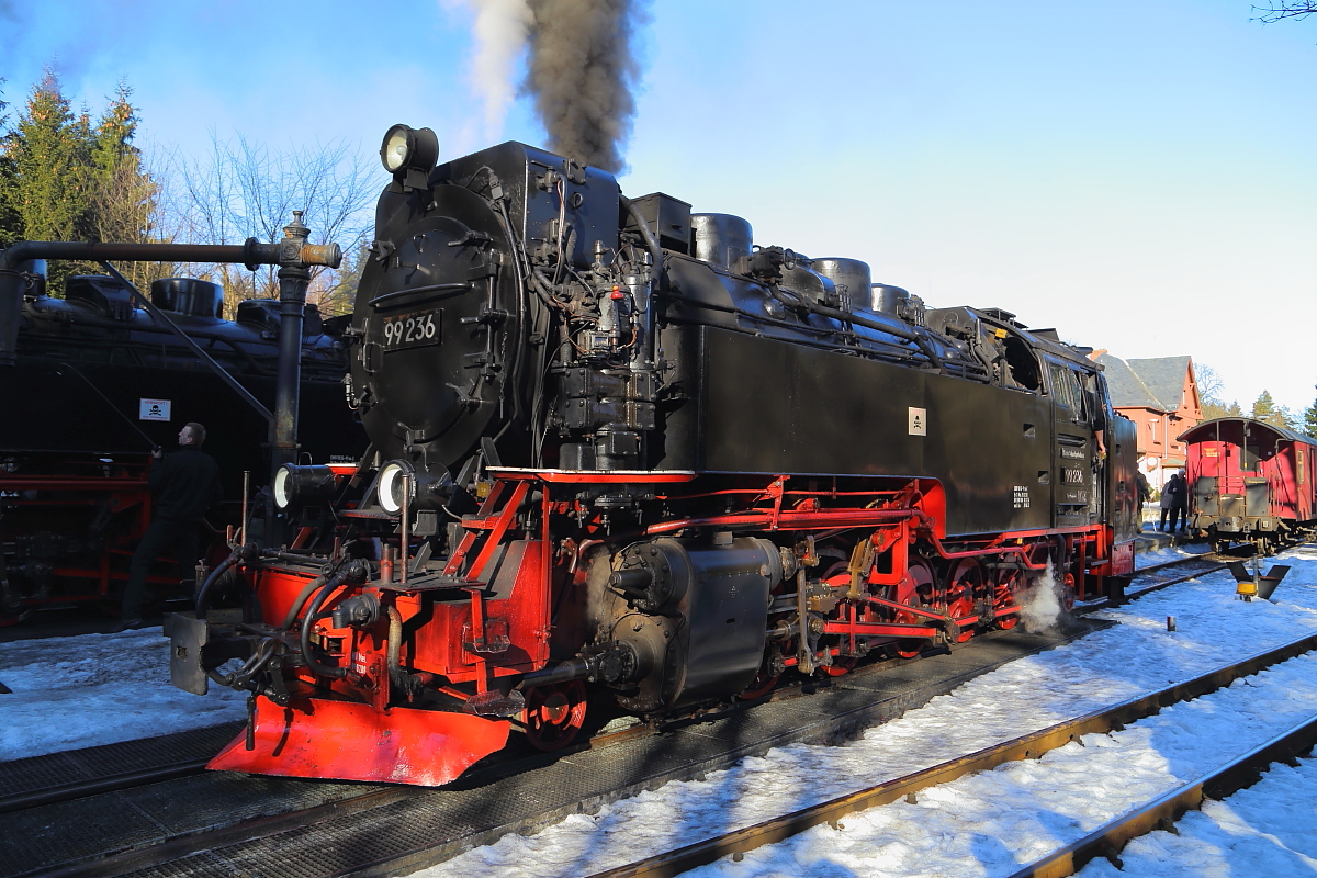 Nach erfolgtem Wasserfassen rangiert 99 236 am 13.02.2015 im Bahnhof Drei Annen Hohne jetzt an P8927 heran, um ihn kurz darauf zum Brocken zu bringen.
