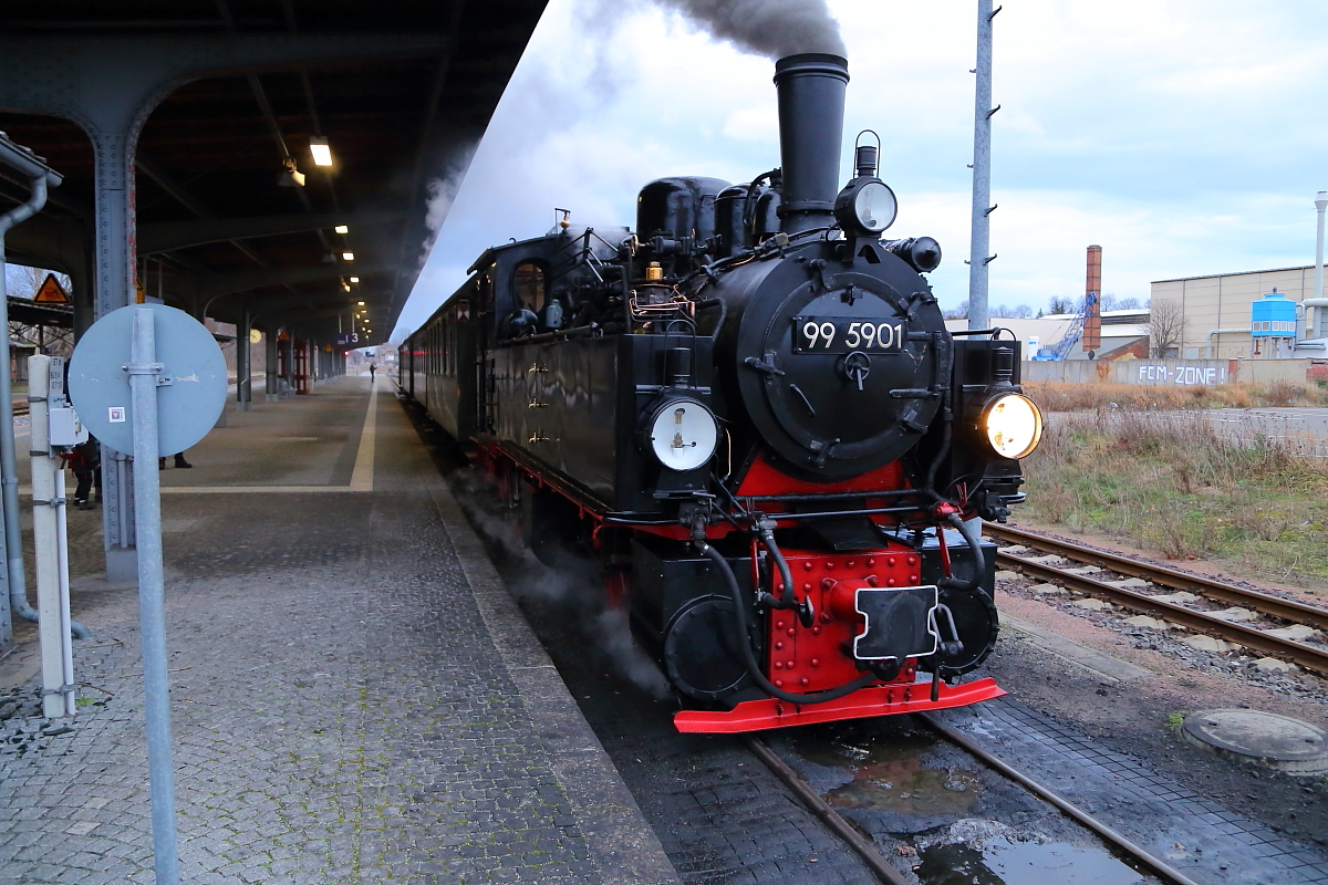 Nach erfolgtem Wasserfassen steht 99 5901 am Abend des 07.02.2016 im Bahnhof Quedlinburg nun bereit, um ihren historischen Wagenzug, welcher die letzten drei Tage im Sonderzugeinsatz für die IG HSB unterwegs war, zur Abstellung nach Gernrode zu bringen. Auch Dir, liebe alte  Jung -Lok ein herzliches Dankeschön! Hast Dich, trotz Deines Alters von stolzen 120 Jahren, wieder wacker geschlagen!! ;-)