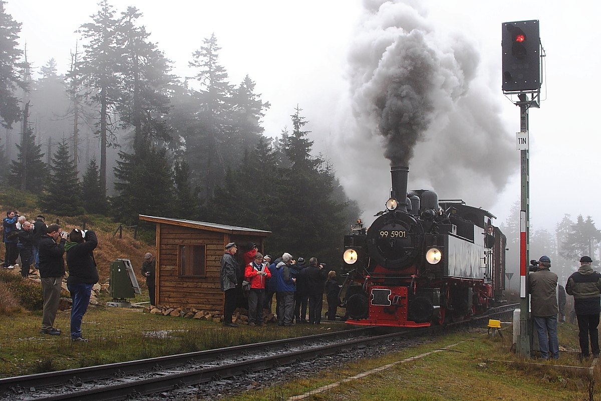 Nach einer erfolgten Zugkreuzung bzw. -�berholung zieht 99 5901 am Nachmittag des 18.10.2013 ihren Sonderzug der IG HSB aus dem Stichgleis der Ausweichstelle  Goetheweg  (Brockenstrecke). Die zahlreichen Anh�nger der Fotogemeinde stehen nat�rlich auch hier Gewehr (sorry, ich meine nat�rlich Kamera! ;-) ) bei Fu�, um den Vorgang abzulichten.