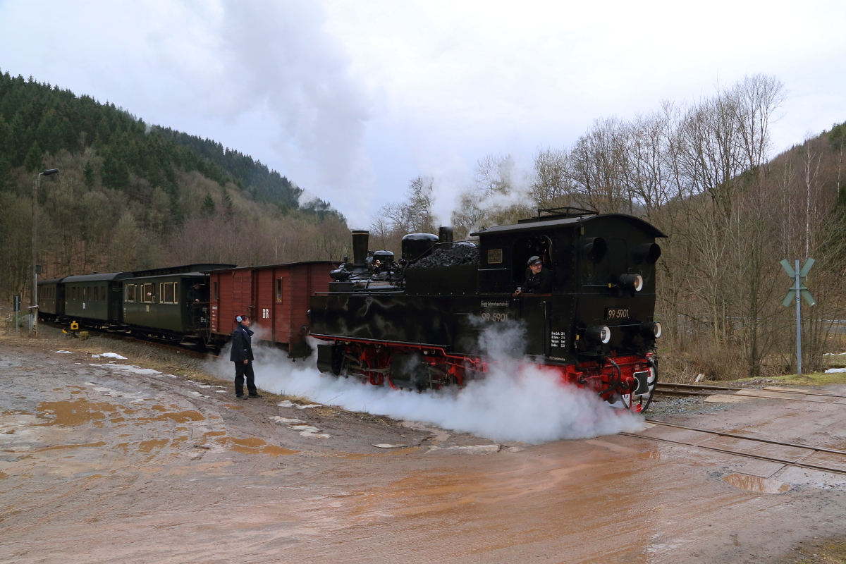 Nach erfolgter Bekohlung vom LKW, welche aufgrund Platzmangels auf freier Strecke erfolgte, fährt 99 5901 am 26.02.2017 mit ihrem IG HSB-Sonder-PmG wieder in den Bahnhof Eisfelder Talmühle ein, um danach weiter nach Quedlinburg zu dampfen. (Bild 1)
