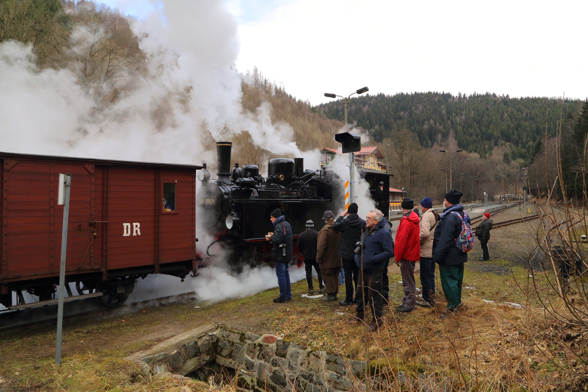 Nach erfolgter Bekohlung vom LKW, welche aufgrund Platzmangels auf freier Strecke erfolgte, fährt 99 5901 am 26.02.2017 mit ihrem IG HSB-Sonder-PmG wieder in den Bahnhof Eisfelder Talmühle ein, um danach weiter nach Quedlinburg zu dampfen. (Bild 2)
Ein Teil der Zugfahrgäste  überwacht  und dokumentiert auch diesen Vorgang gewissenhaft, um danach dem Zug zwecks Wiedereinsteigens schnell zu folgen, denn die Weiterfahrt steht unmittelbar bevor! Nächster Fotohalt ist dann Stiege (Wendeschleife).
