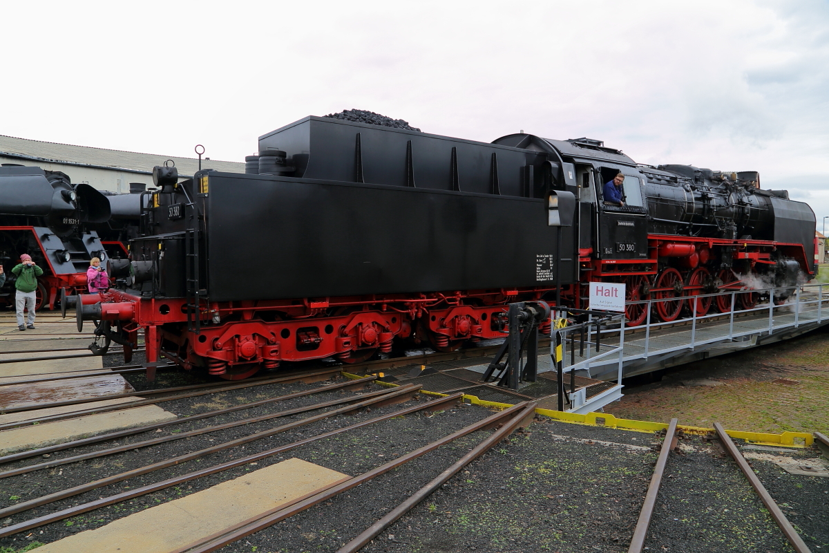 Nach erfolgter Fotopräsentationsfahrt im Arnstadter Museums-Bw verläßt die Meininger 50 380 jetzt die Drehscheibe des Betriebswerkes in Richtung Lokschuppen. Die Aufnahme entstand im Rahmen einer Sonderfahrt am 07.10.2017.