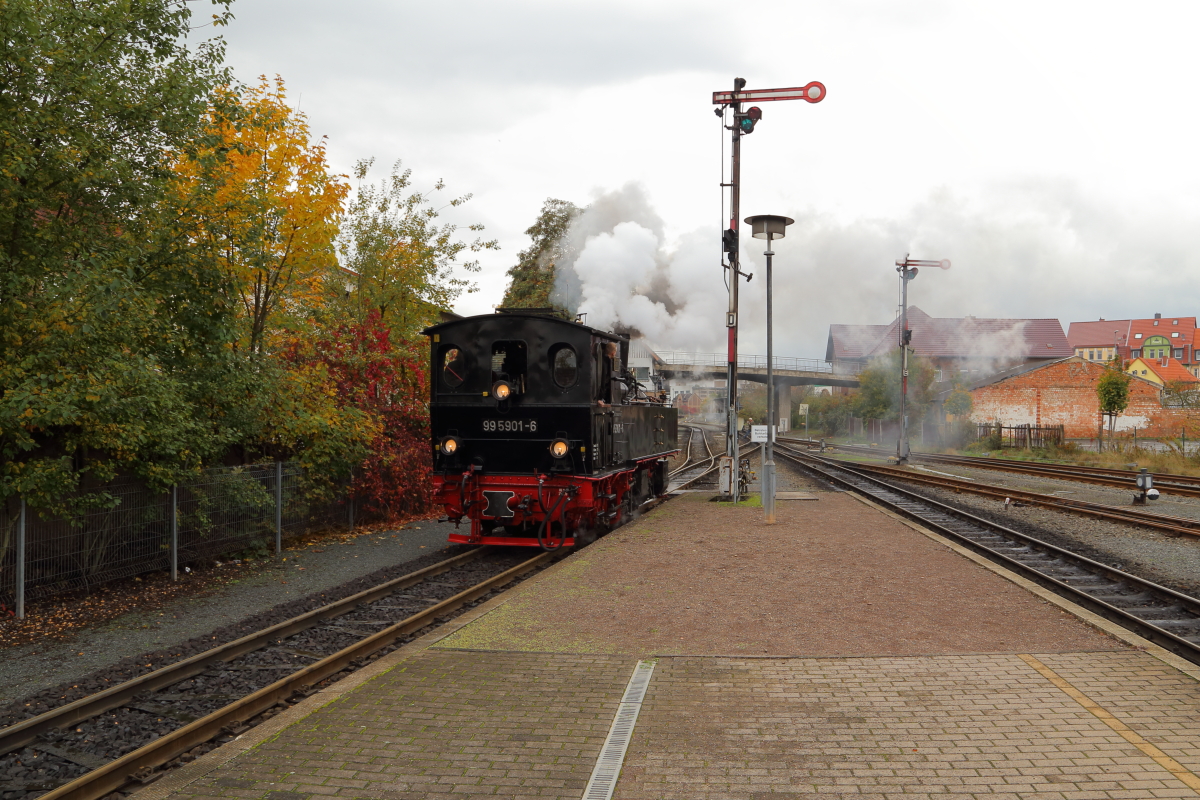 Nach erfolgter Mittagspause im Bw fährt 99 5901 am 17.10.2015 nun wieder in den Bahnhof Nordhausen Nord ein. Da die direkte Zufahrt auf Gleis 1 des Bahnhofes vom Bw aus nicht möglich ist, geschieht dies vorerst auf Gleis 2. Von hier aus setzt die Lok dann auf Gleis 1 um, wo sie ihren IG HSB-Sonderzug zur Weiterfahrt nach Hasselfelde und Wernigerode übernimmt.