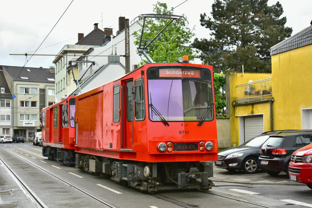 Nach erfolgter Sanierung sind die Lok 6201 und der Schienenschleifzug 6701 wieder auf Kölns Schienen anzutreffen. (Simonskaul 30.04.2018)