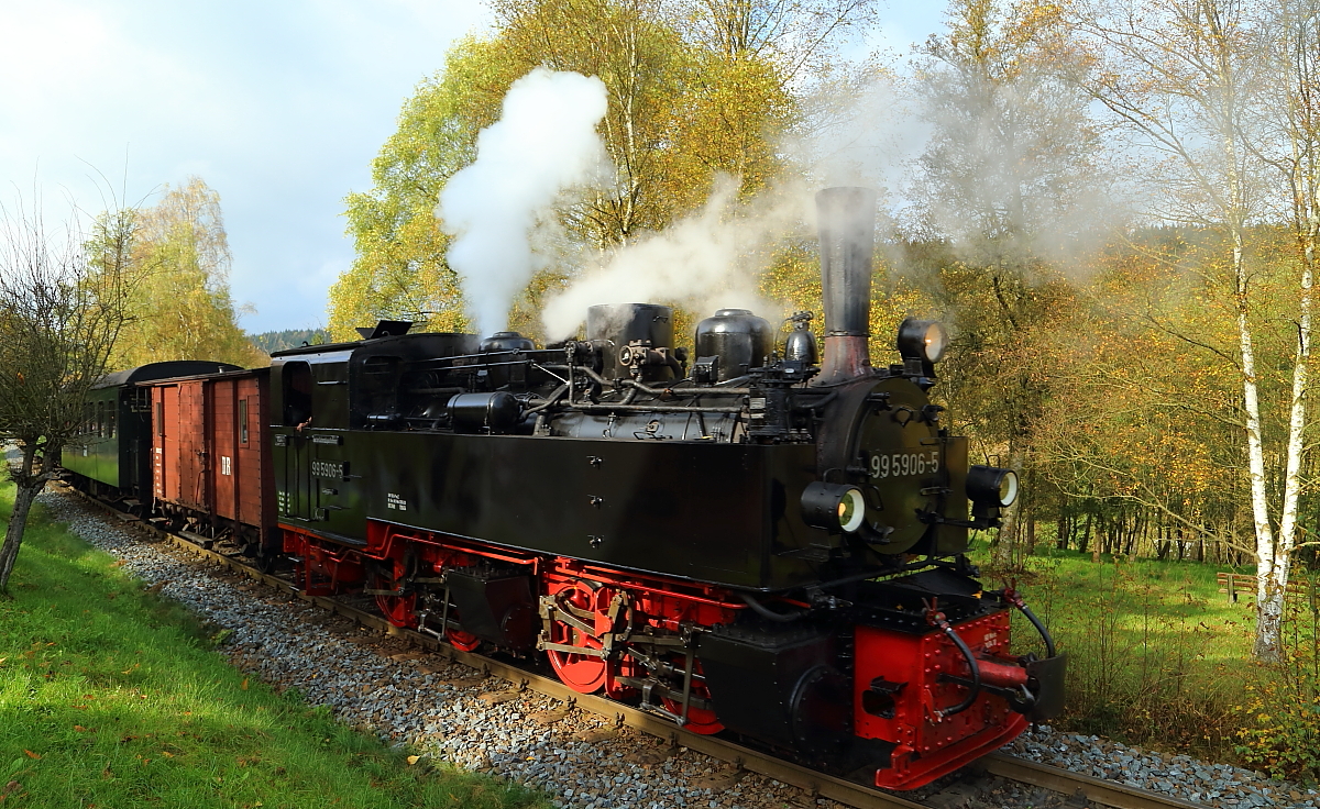 Nach erfolgter Scheinanfahrt drückt jetzt 99 5906 am 17.10.2014 ihren IG HSB-Sonderzug zurück in den Haltepunkt Sorge. Da hierbei ein Bahnübergang passiert wird, gibt es einen kräftigen Pfiff.