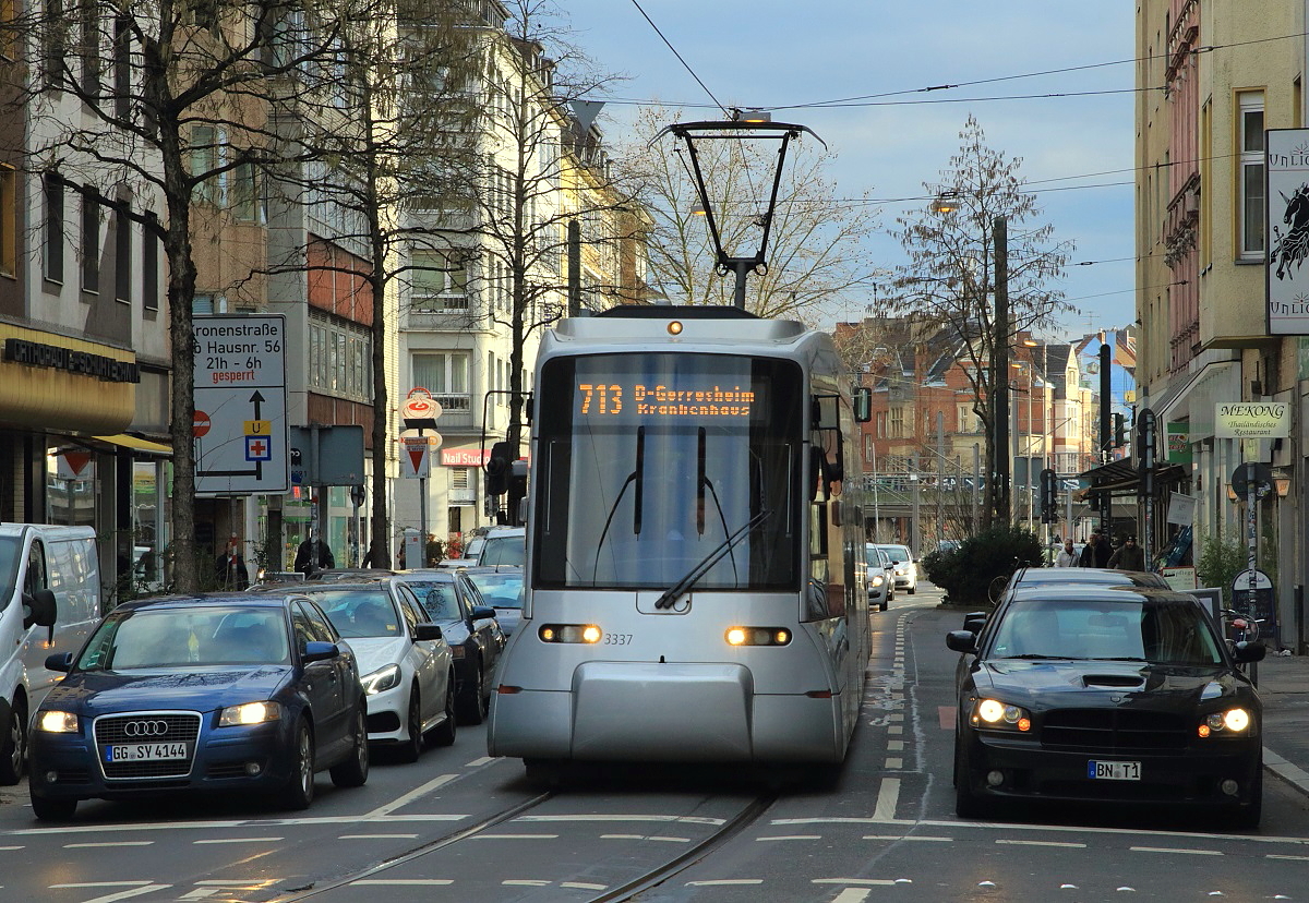 Nach der Eröffnung der Wehrhahnlinie haben die Autos  endlich  mehr Platz auf der Friedrichstraße, am 12.02.2016 mogelte sich noch der NF8U 3337 durch den Individualverkehr