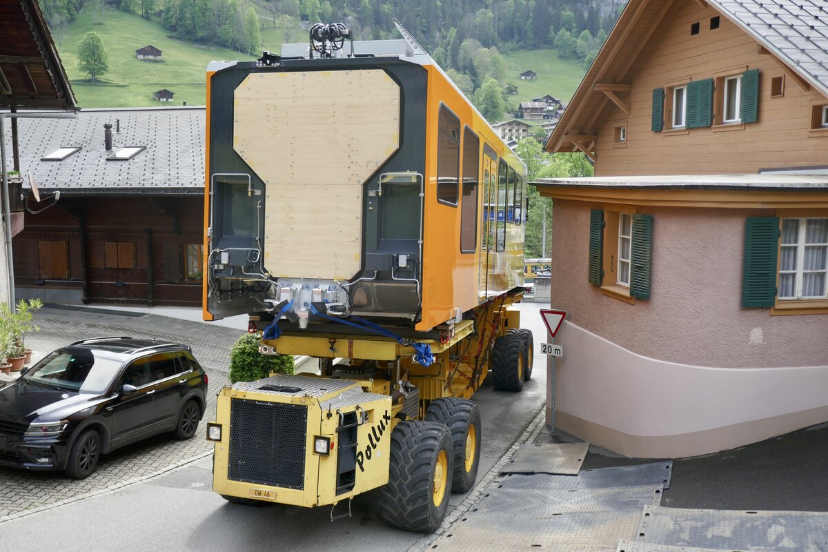 Nach den ersten Meter wird es den auch schon knifflig für den Transport mit dem Be 4/6 101 am 13.5.24 in Lauterbrunnen.