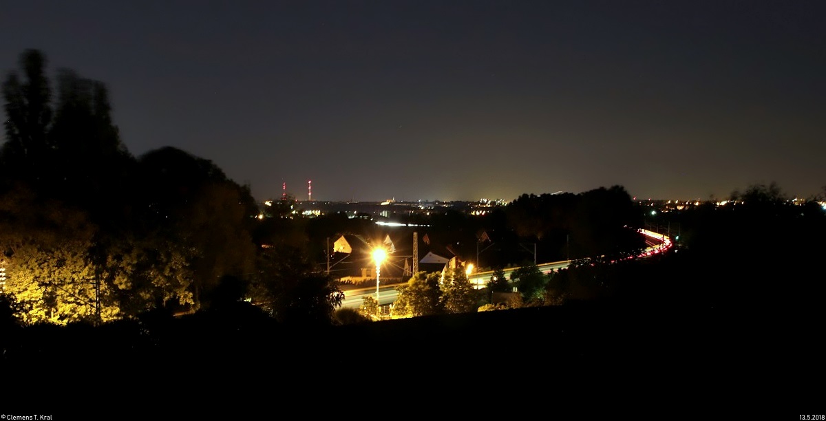 Nach etlichen Anläufen kam es zu dieser Langzeitbelichtung von 9442 ??? (Bombardier Talent 2) von Abellio Rail Mitteldeutschland als RE 74719 (RE9) von Kassel-Wilhelmshöhe nach Halle(Saale)Hbf, der in Zscherben auf der Bahnstrecke Halle–Hann. Münden (KBS 590) fährt. Im Hintergrund sind die Lichter der Stadt Halle (Saale) zu sehen. [13.5.2018 | 22:47 Uhr]
Auch wenn längst nicht perfekt, ist es noch die beste Version des Abends.