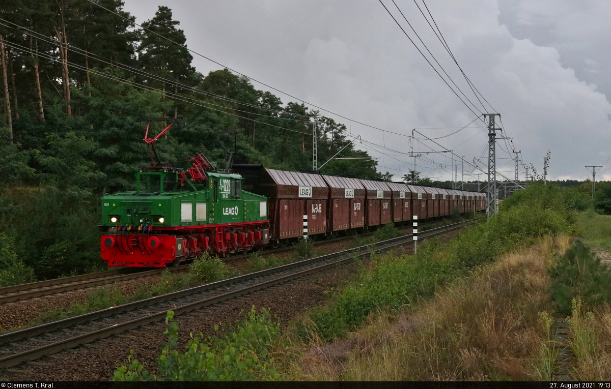 Nach etwas längerer Zugpause schleppt 4-1228 (LEW EL2m) Kohlewagen zum LEAG-Standort nach Jänschwalde. Das Foto entstand in Koppatz, wo die Strecke wieder zweigleisig wird.

🧰 Lausitz Energie Bergbau AG (LEAG)
🚩 Kohleverbindungsbahn Lausitz
🕓 27.8.2021 | 19:13 Uhr
