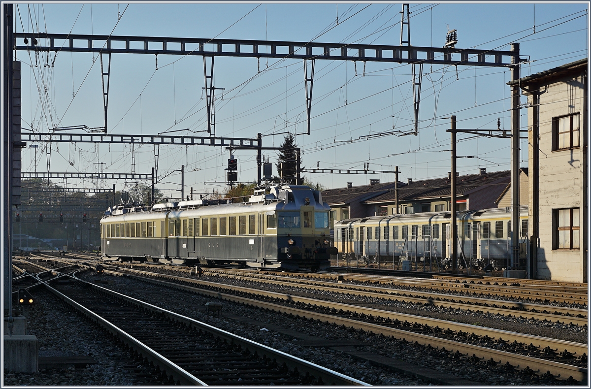 Nach der Fahrt am Morgen mit dem Bhe 2/4 207 gab es ab Abend, kurz vor Sonnenuntergang nochmals ein aus der Vorkriegszeit stammenden Triebzug zu fotografieren: der BCFe 4/6 736  Blauer Pfeil  erreicht als Extrazug sein Ziel Burgdorf. 
29. Okt. 2016