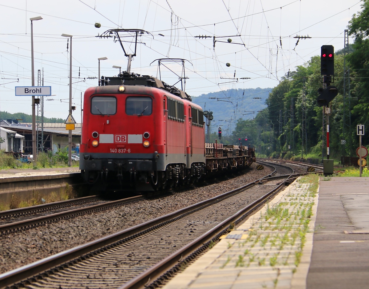 Nach einer Fahrt mit der  kleinen  Bahn ist ein paar Schritte weiter die große Bahn; 140 837-6 mit 140 791-5 und  einem Flachwagen-Zug in Fahrtrichtung Norden. Aufgenommen am 17.07.2014 in Brohl.