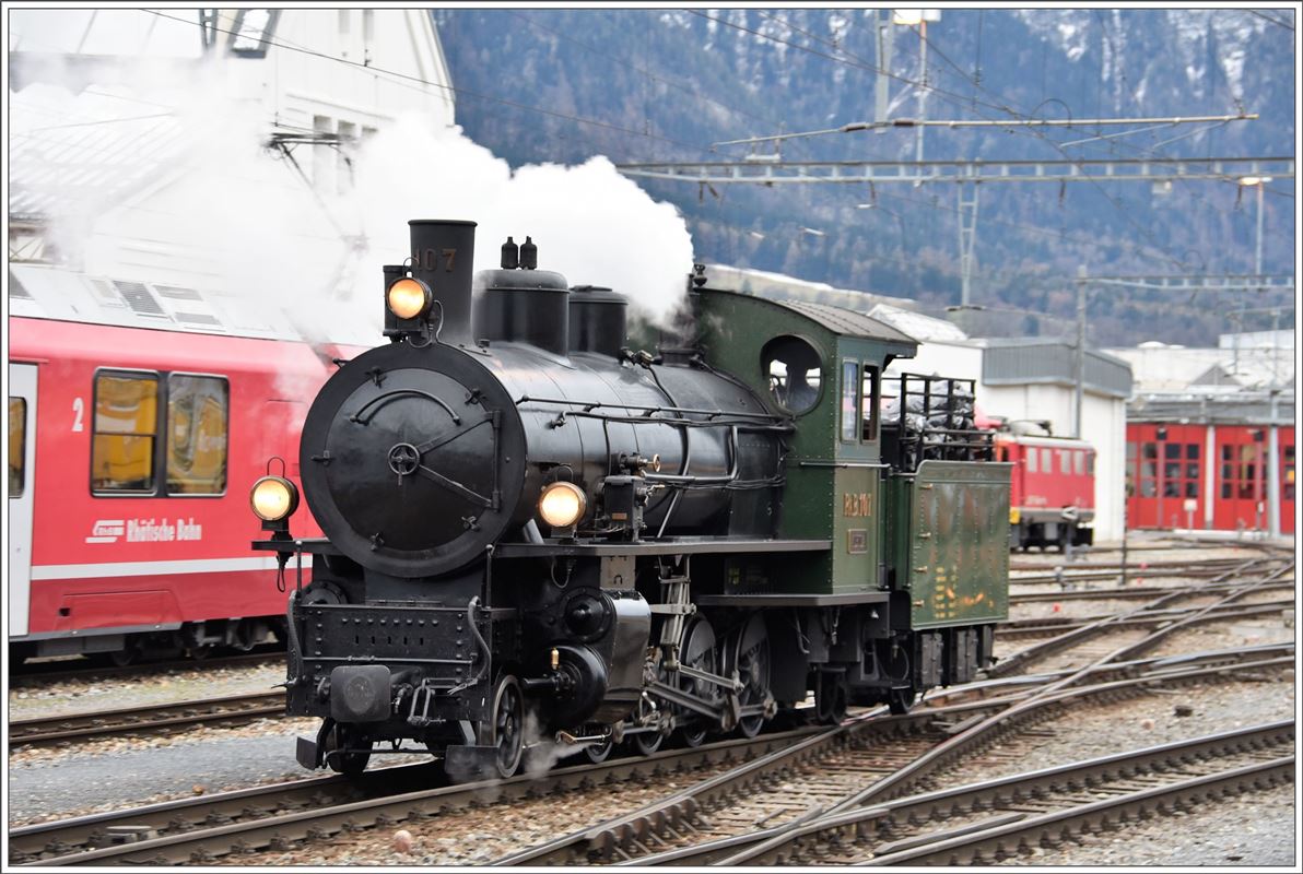 Nach der Fahrt nach Disentis und zurück wird die G 4/5 107  Albula  zurück ins Depot Landquart gebracht. (05.03.2017)
