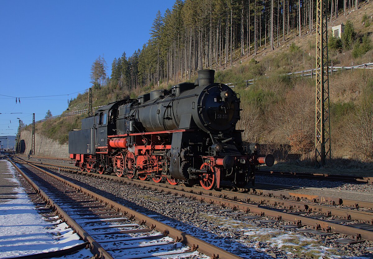 Nach einer Fahrt von Titisee her nach Seebrugg steht die Lok am 29.12.2025 im Gleisfeld. Aufgenommen hab ich von der Ladestrasse aus.