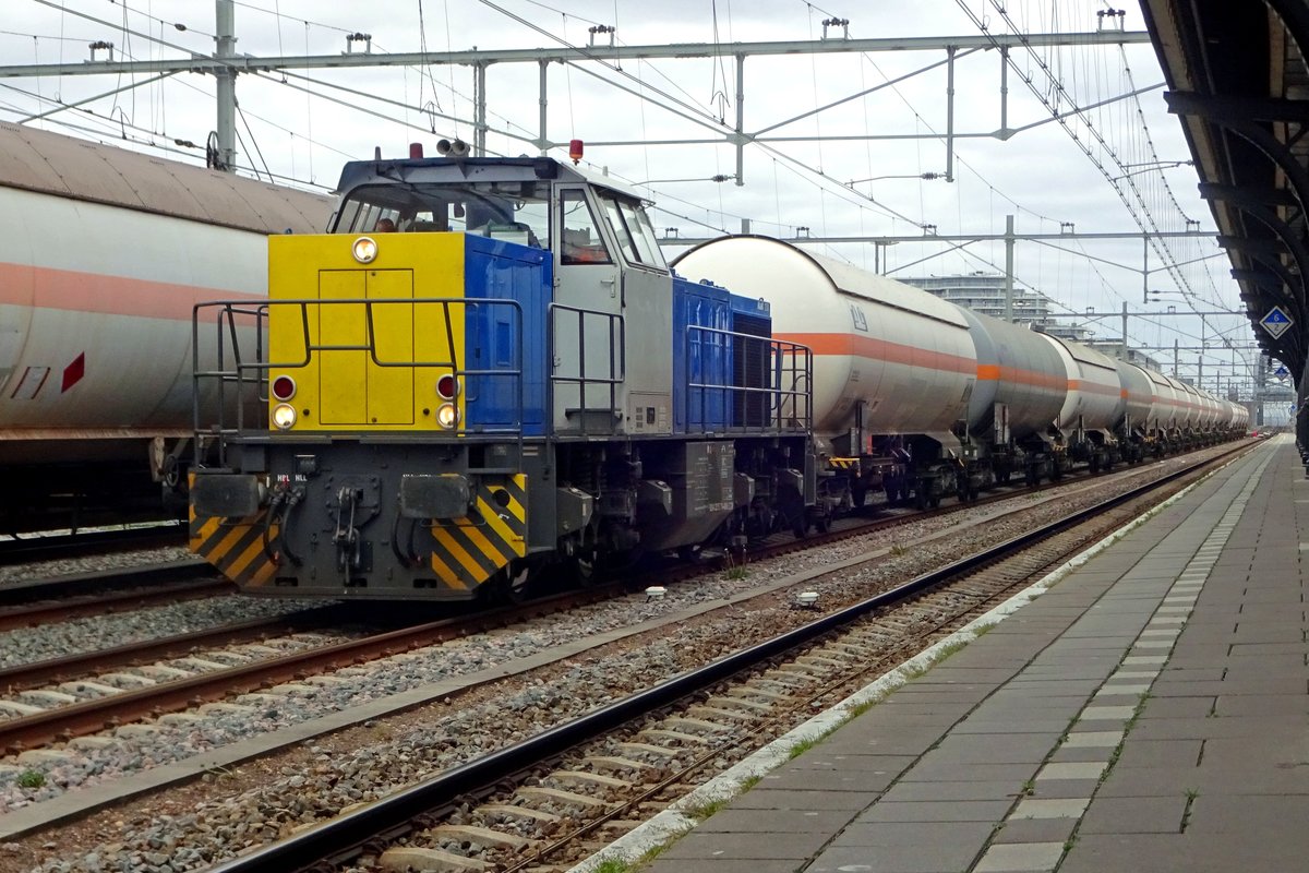 Nach Fahrtrichtungwechsel verlässt CT 1506/275 714 mit deren Kesselwagenzug Nijmegen am 14 April 2020.