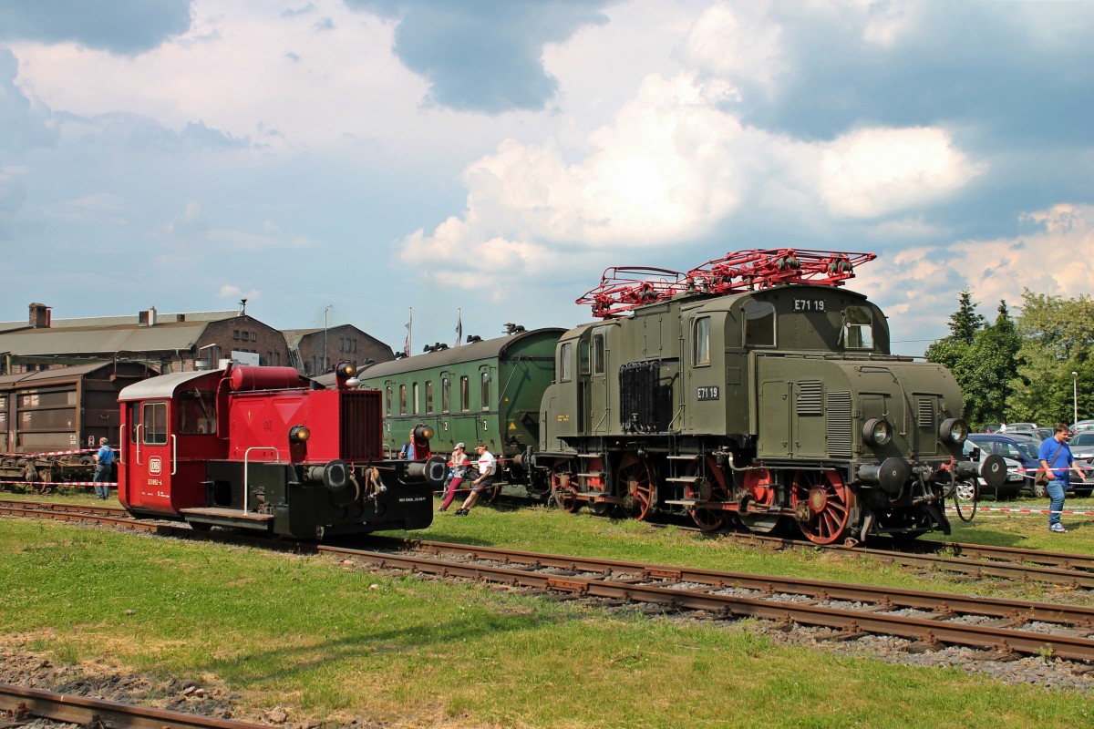 Nach der Fahrzeugparade des Sommerfestes vom DB Museums Koblenz-Ltzel, standen 323 852-4 neben der E71 19.