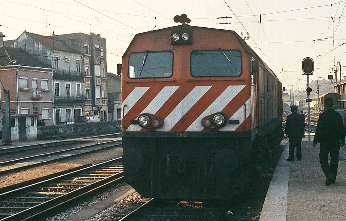 Nach fast 24 Stunden Fahrt ist der Süd-Express von Paris nach Lissabon an einem sonnigen Aprilmorgen 1984 in Pampilhosa angekommen. Die 1962, die ihn an der spanisch-portugiesischen Grenze übernommen und ihn von Vilar Formoso über die nicht elektrifizierte Linha da Beira Alta hierher brachte, kuppelt ab und macht Platz für eine elektrische Lok der Reihe 2600. Für mich eine gute Gelegenheit, vom Liegewagen noch vorne zu sputen und erste Aufnahmen von CP-Lokomotiven zu machen. Die Lok gehört zu einer Serie von 25 Lokomotiven, die die Montreal Locomotiv Works 1979 auf der Basis der ALCO MXS637 an die Caminhos Portugiese lieferte.