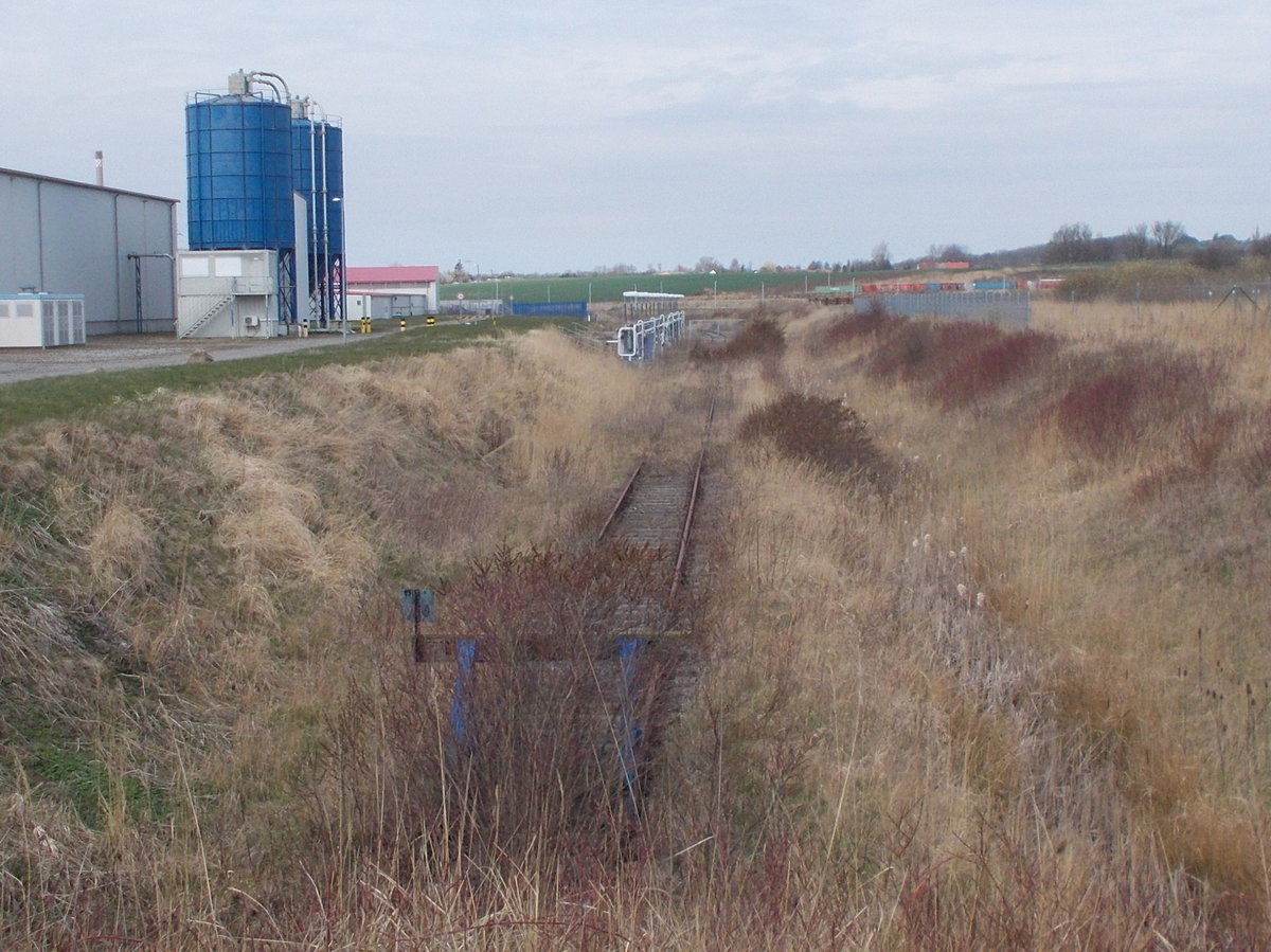 Nach Fertigstellung der Ostseepipline wird der Anschluß Betonumlandlungswerk in Mukran nicht mehr genutzt.Aufnahme vom 12.April 2016.