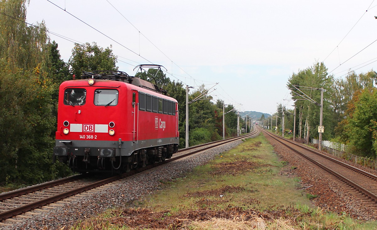 Nach einer gefühlten Ewigkeit hatte wieder eine 140 die Ehre gehabt den GA 52813 nach Mosel zu bringen, den Güterzug selber hatte ich zwar verpasst aber die Rückfahrt konnte ich fotografieren. Hier durchfährt am 18.09.2014 die 140 368-2 Zwickau-Pölbitz.