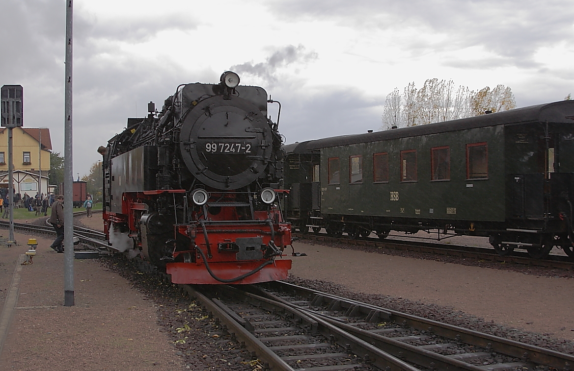 Nach getanem Tageswerk (sie hat heute einen Sonder-PmG der IG HSB von Wernigerode nach Gernrode gebracht), rollt 99 7247 jetzt gemütlich zur Abstellung am Gernroder Lokschuppen. Vor dem Wagen des hinten abgestellten Sonderzuges, kann man bereits die ersten Tropfen einer aufziehenden Regenfront erkennen, welche durch die begleitenden Sturmböen fast waagerecht durch die Luft getrieben werden!