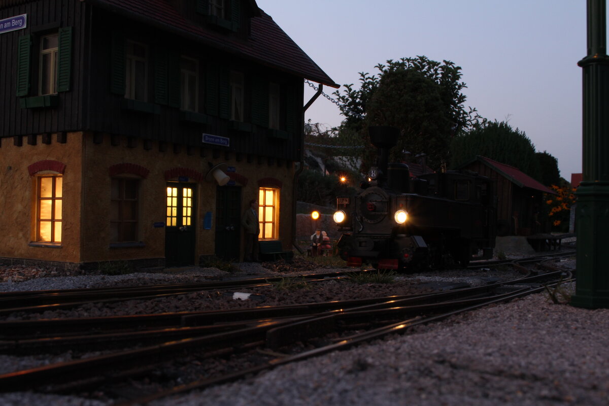 Nach getaner Arbeit am 4.9.2021 der U43 als Verschubreserve Bab1 hat sich die Verschubmannschaft und das Lokpersonal zur  Kaffeepause  und einer Tarockpartie in der Fahrdienstleitung zusammengesetzt. 
Die Lok wurde zur Freude des Fotografen in Brunn am Berg direkt vor die Fahrdienstleitung gestellt.