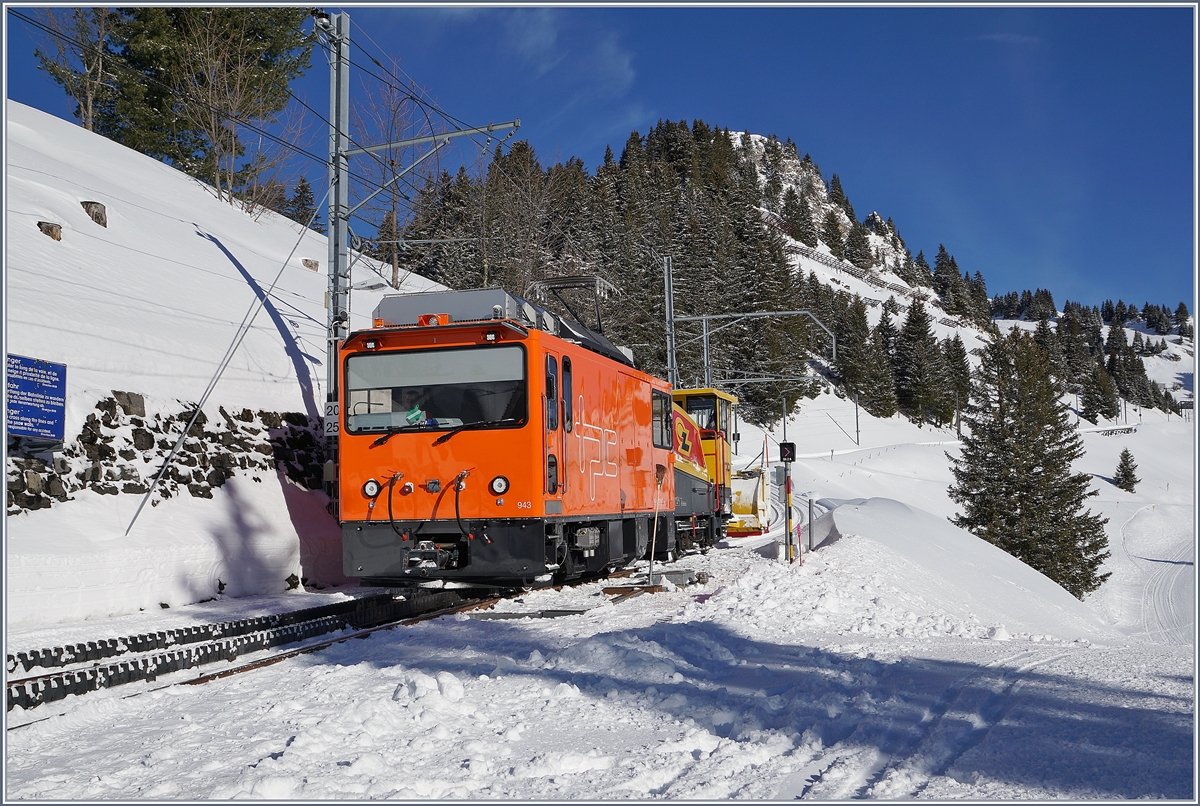 Nach getaner Arbeit, auf dem Weg ins Tal: die TPC HGem 2/2 N° 943 erreicht mit ihrer Schneefräse den Bahnhof Bouquetins.
12. März 2019
