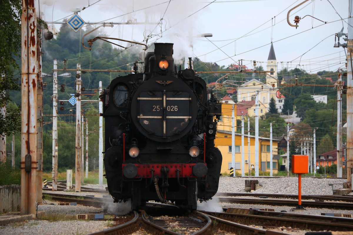 Nach getaner Arbeit dampft 25.026 zurück in ihren  Unterschlupf  24.09.2015 Celje