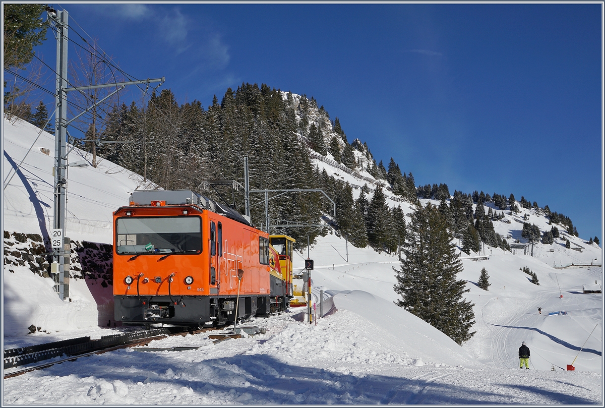 Nach getaner Arbeit fährt die HGem 2/2 943 mit ihrer Schneeschleuder nach Villars-Sur -Ollon zurück und erreicht den Bahnhof Bouquetins.

12.. März 2019