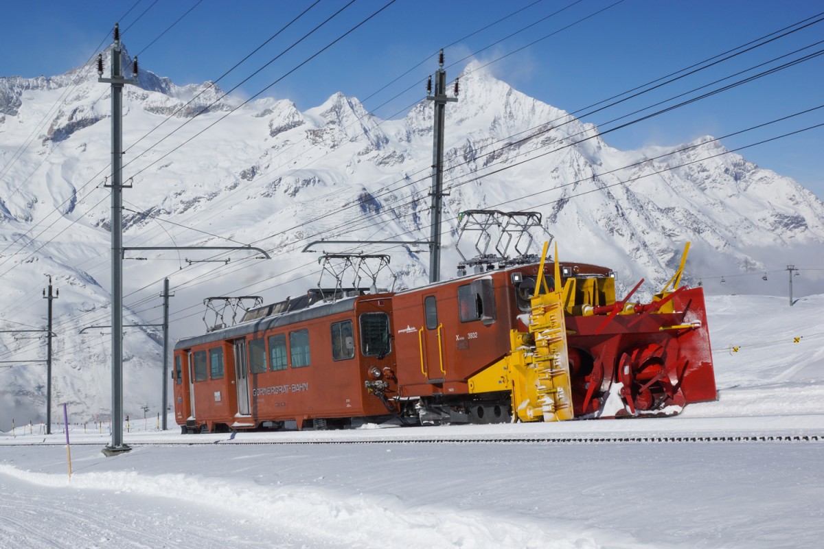Nach getaner Arbeit fahren der Bhe 4/4 3061 und die Xrote 3932 wieder talwärts Richtung Zermatt. Das Bild wurde am 08.02.2015 unterhalb von Rotenboden aufgenommen.