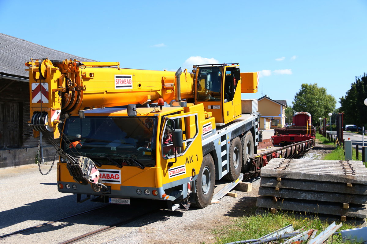 Nach getaner Arbeit krabbelt der Autokran von seinem Taxi. Deutschlandsberg am 26.August 2016 