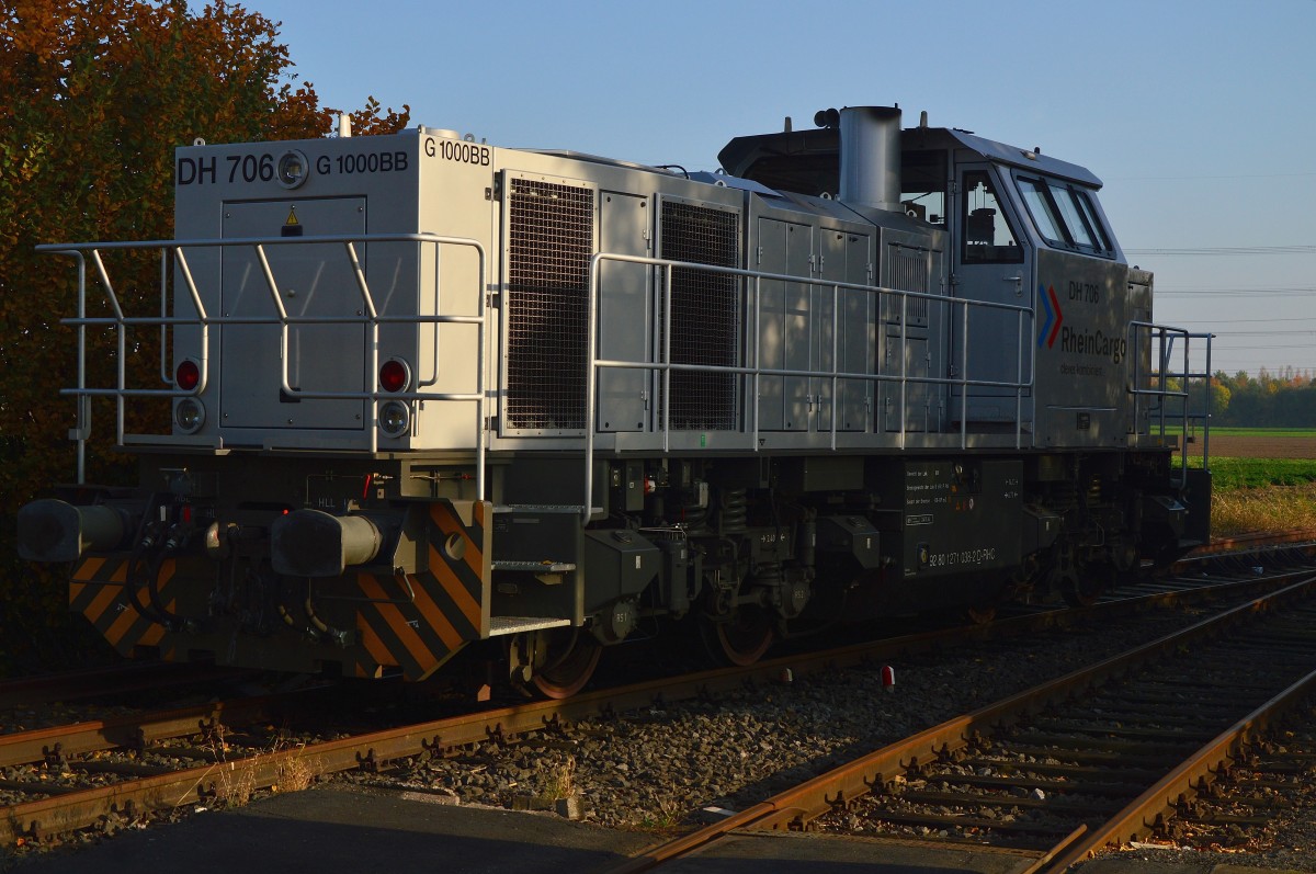 Nach getaner Arbeit ist die RHC DH 706 alias 271 038-2 vor einem Lokschuppen in Nievenheim abgestellt, hier wartet sie auf den Nievenheimer, den sie dann ins Alu-Werk Norf rangieren wird. 31.10.2015