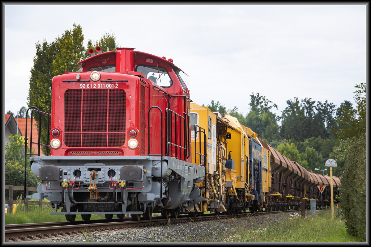 NAch getaner Arbeit  stehen DH 1100.1 mit einer Stopfmachine und einem Ganz-Zug Schotter abfahrbereit in Lannach. 
24.08.2020