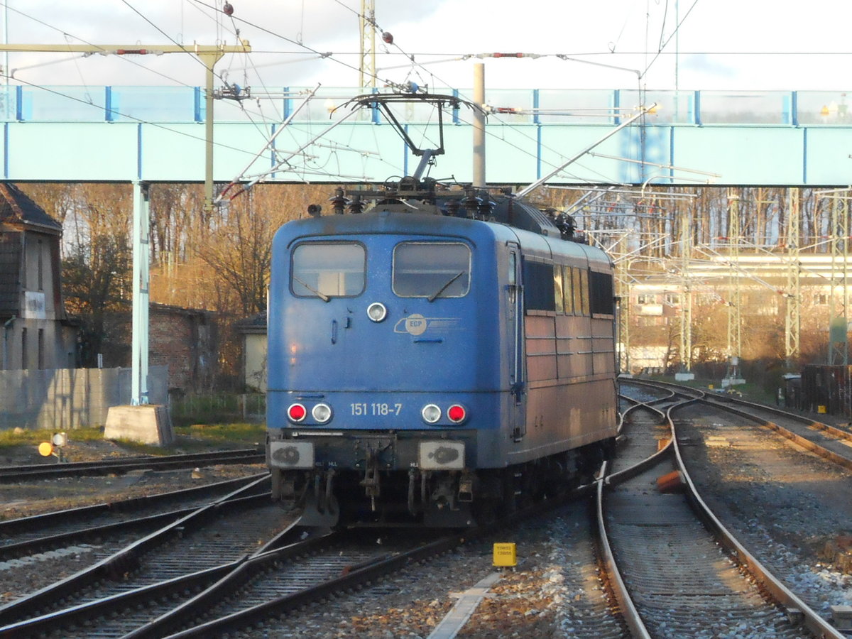 Nach getaner Arbeit,in Bergen/Rügen,mußte die EGP 151 118,von Klementelvitz,den zweiten Teil Kreidewagen holen.Aufnahme vom 09.April 2019 vom Bahnsteigende aus.
