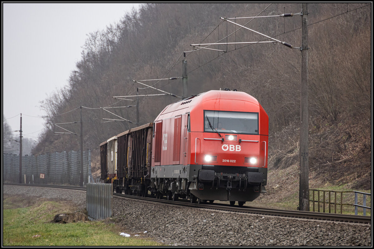 Nach getaner Bedienungsfahrt eines Unternehmens in Spielfeld donnert 2016.022 mit Ihren EAOS in richtung Norden. 
20.Dezember 2022 auf höhe der Traussner Mühle , nächst Spielfeld Strass.